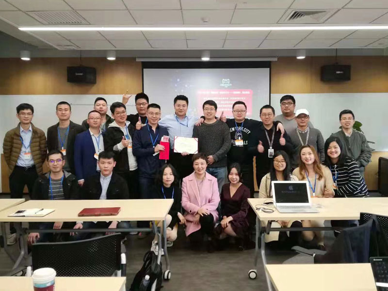 2018年平台颁奖合影.jpg 2018年平台颁奖合影.jpg